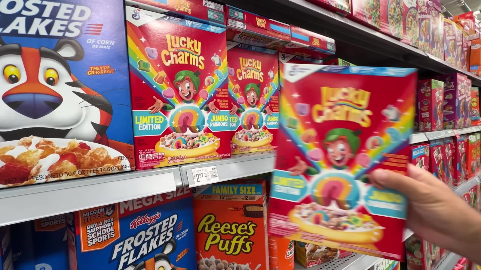 Caixas de Lucky Charms e Frosted Flakes no corredor de cereais do Walmart de Orlando
