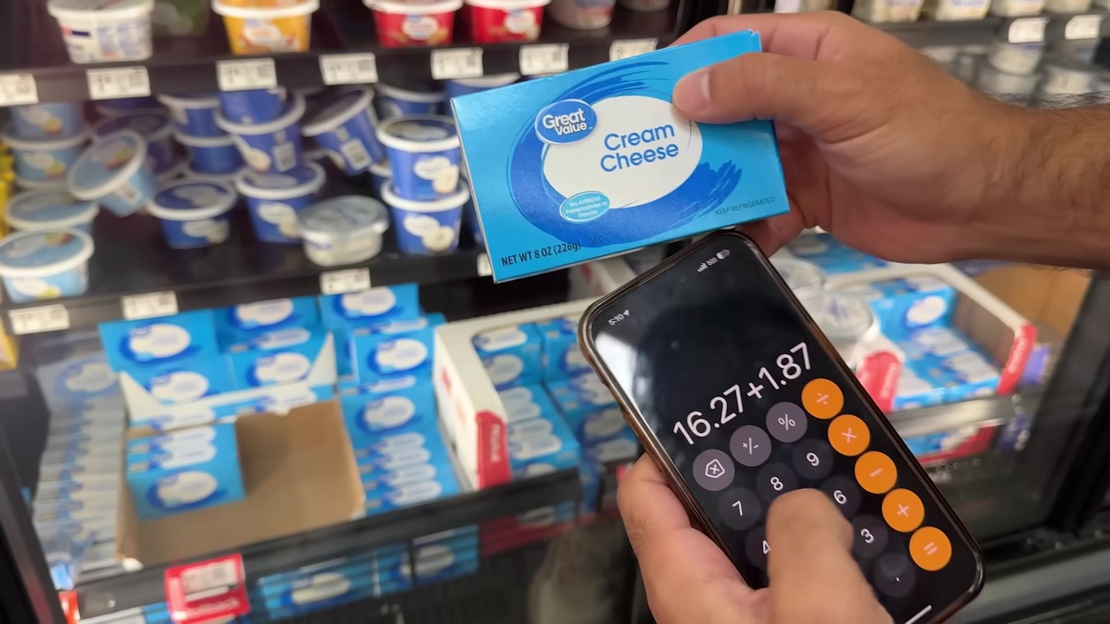 Cream cheese Great Value na mão e a calculadora do celular somando a compra no Walmart