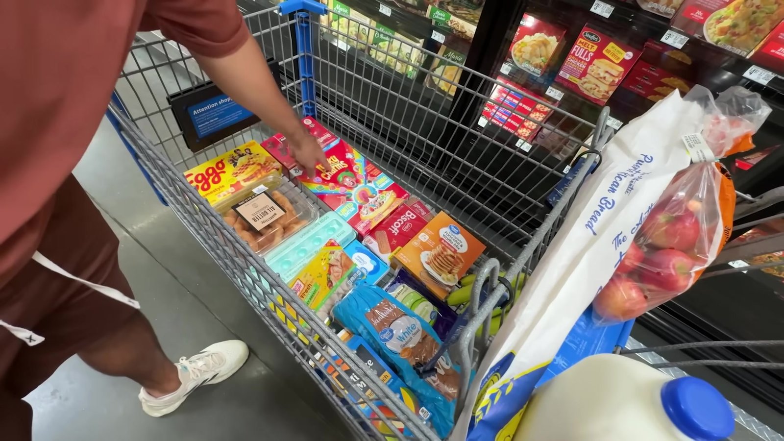 Carrinho do Walmart cheio com cereal, leite, maçã, pão e croissant do desafio dos US$ 40
