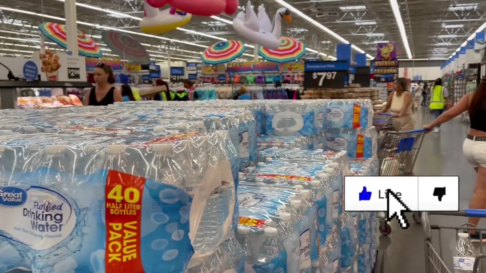 Fardos de água Great Value com 40 garrafinhas empilhados no Walmart de Orlando
