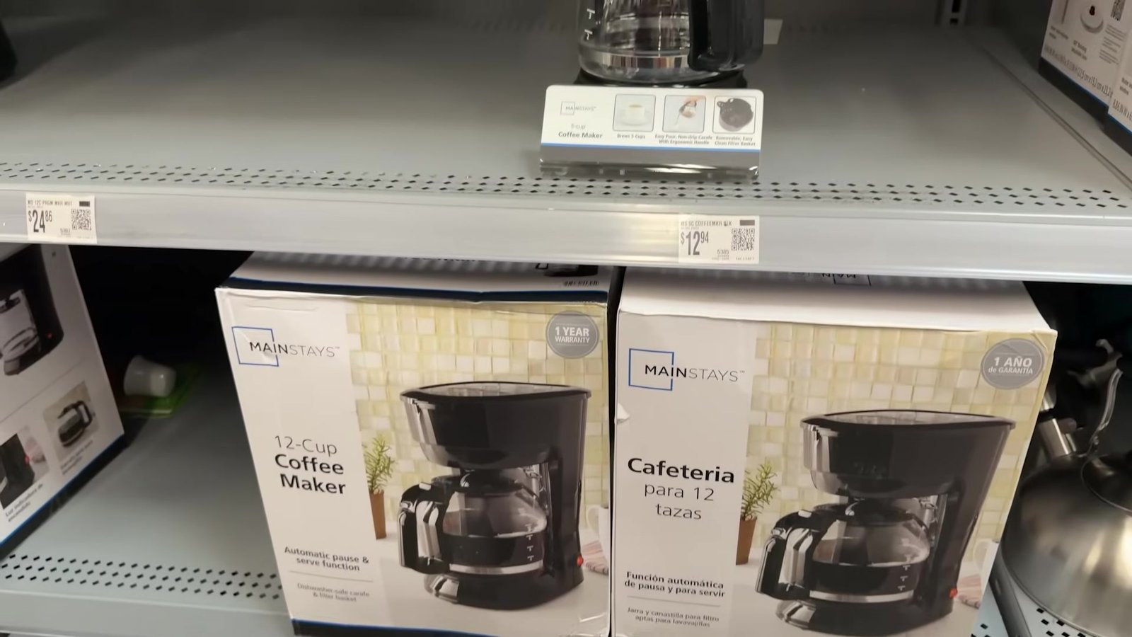 Cafeteira Mainstays de 12 xícaras na prateleira do Walmart por US$ 12,94