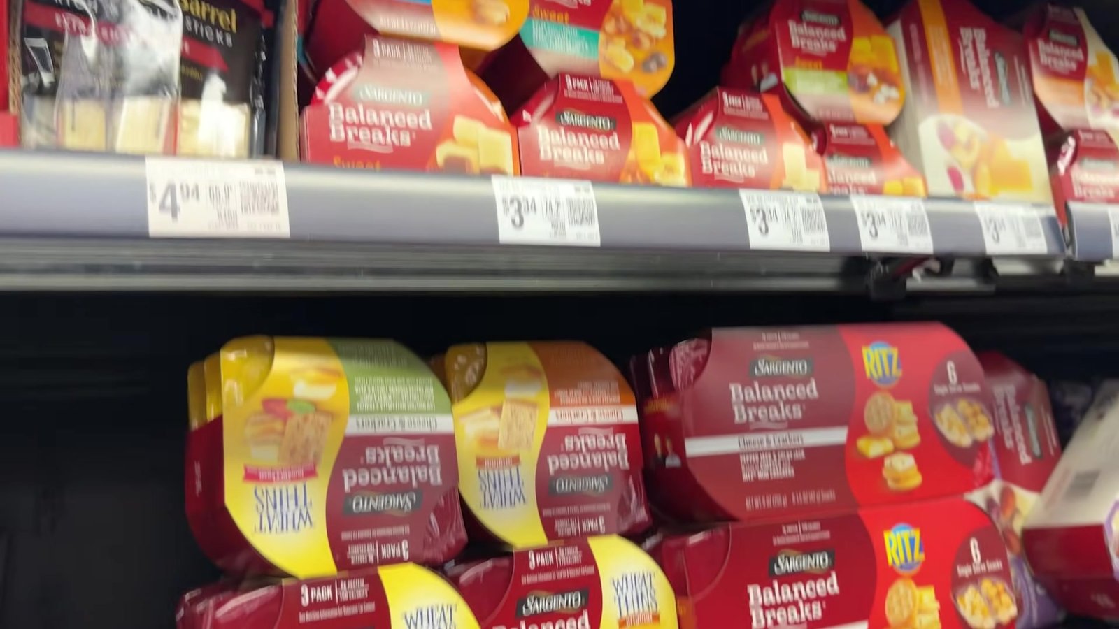Kits Balanced Breaks de queijo, castanha e bolacha na geladeira do Walmart