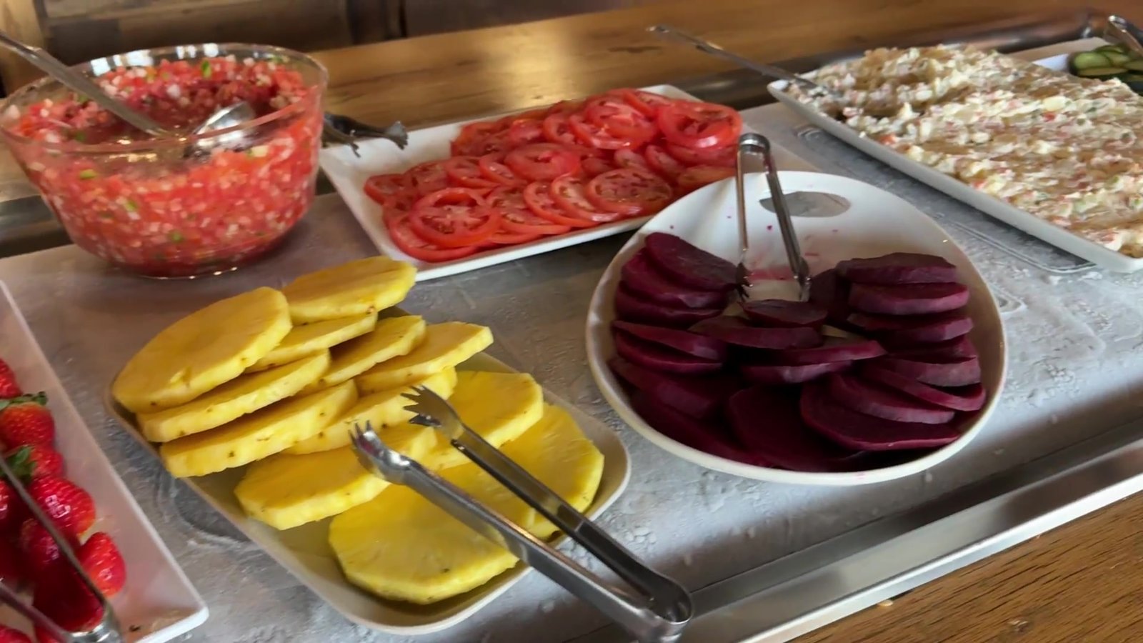 Bancada de saladas do Laçador Grill com vinagrete, tomate, abacaxi e beterraba