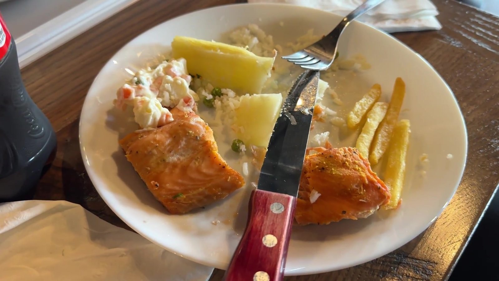 Prato com salmão, arroz, batata e fritas do buffet do Laçador Grill