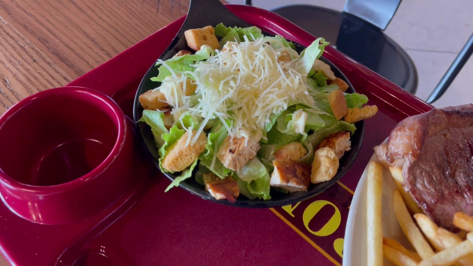Salada Caesar com frango grelhado, batata frita e picanha na bandeja do quick service