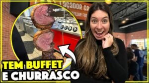 Gabi na entrada do Laçador Grill, restaurante brasileiro com buffet e churrasco no outlet de Orlando