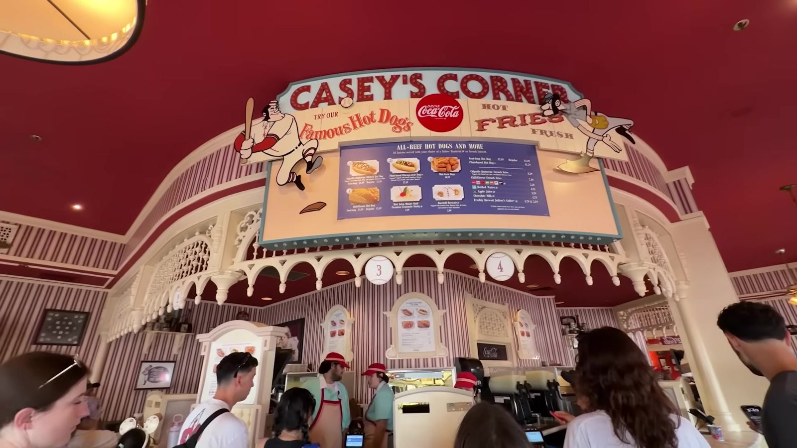 Fachada e balcão do Casey's Corner, o restaurante de cachorro-quente da Main Street no Magic Kingdom