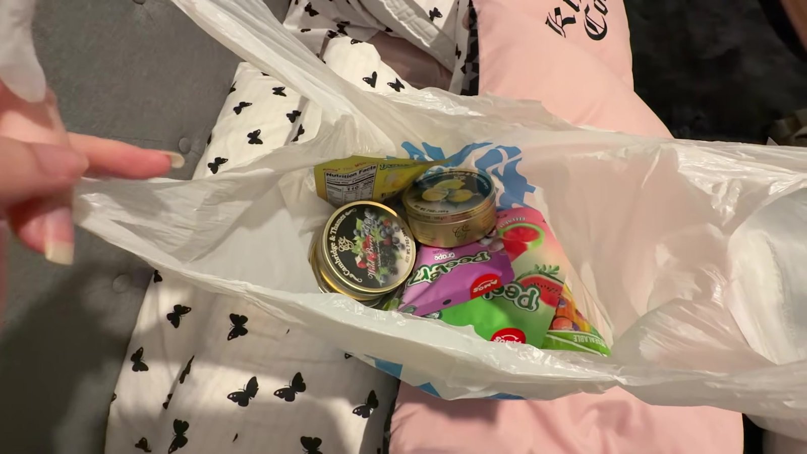 Sacola plástica com latinhas de bala e doces comprados em Orlando