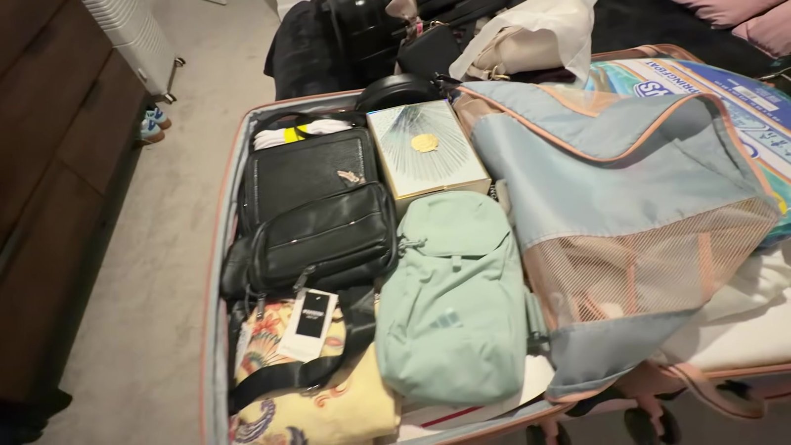 Mala de mão arrumada com necessaires, bolsinhas e organizadores de viagem