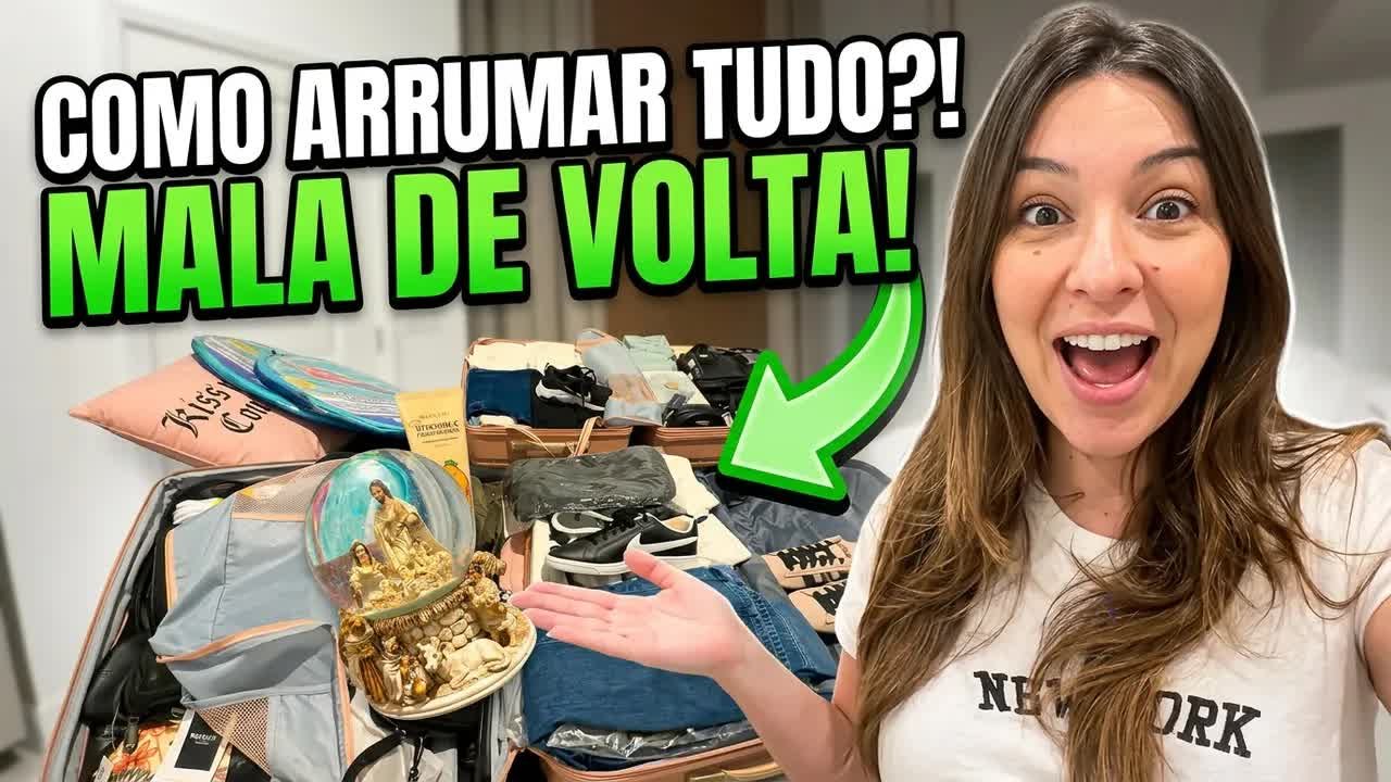Gabi mostrando a mala aberta cheia de compras de Orlando, com o globo de neve em destaque