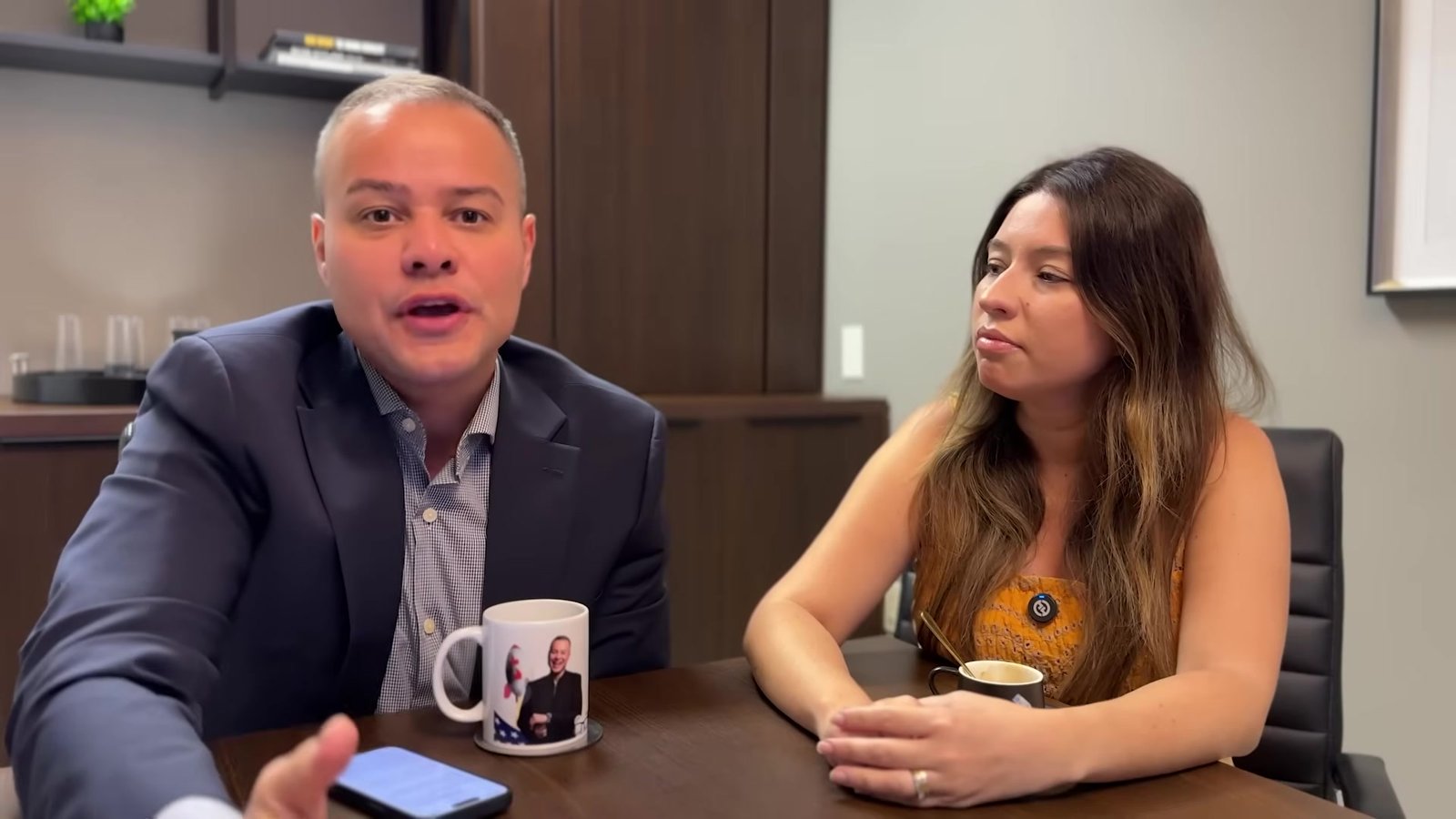 Contador e Gabi conversando sobre o tax free na Flórida numa sala de reunião