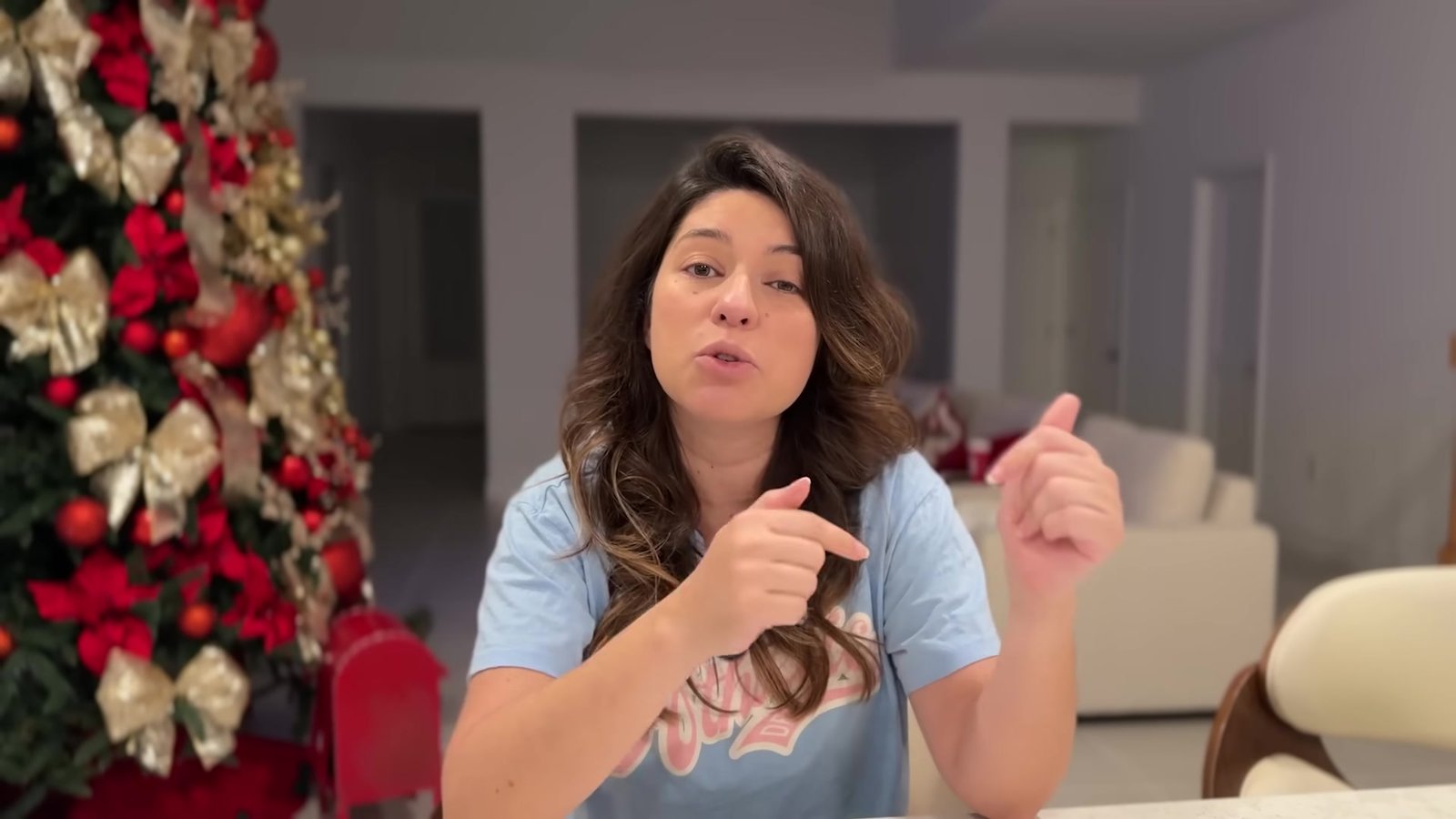 Gabi explicando as dicas de economia para Orlando no vídeo mais recente do Turistorlando