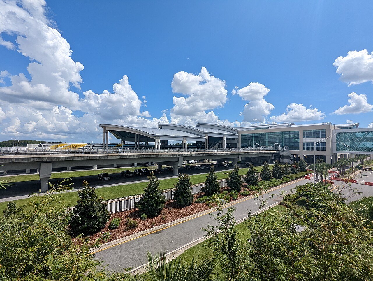 Terminal Intermodal do Aeroporto Internacional de Orlando, onde chega o trem Brightline vindo de Miami
