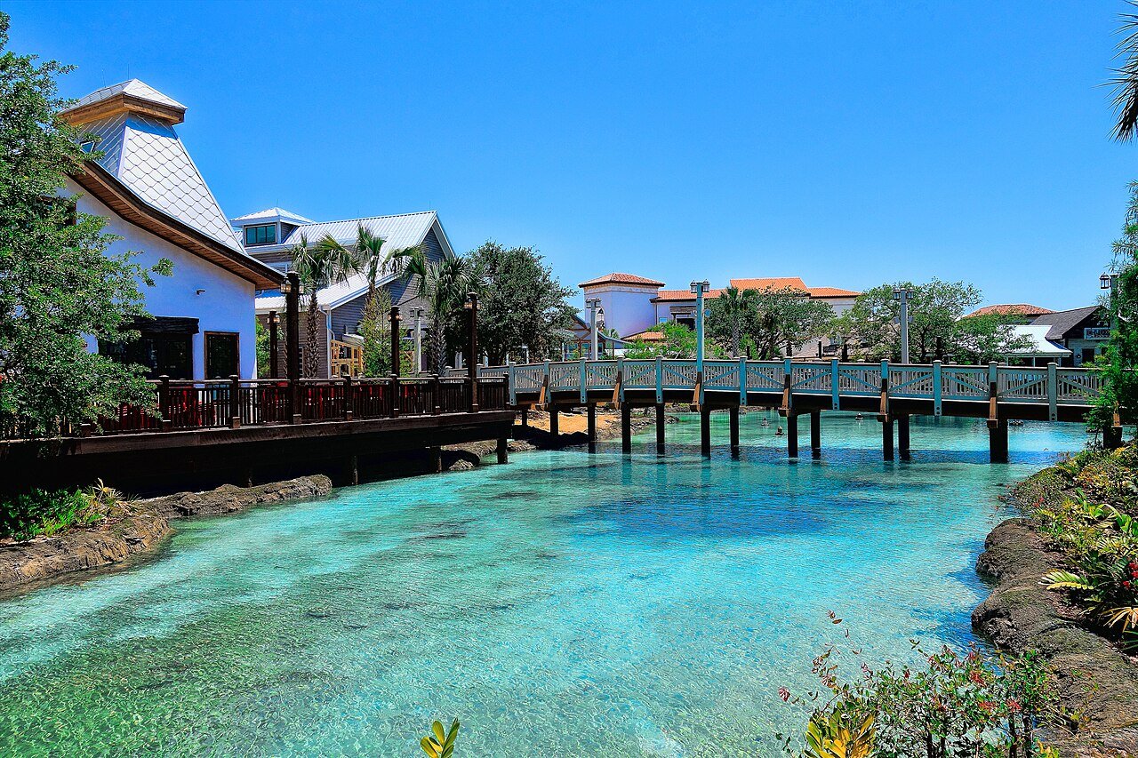Passarela sobre a água azul-turquesa de Disney Springs, em Orlando