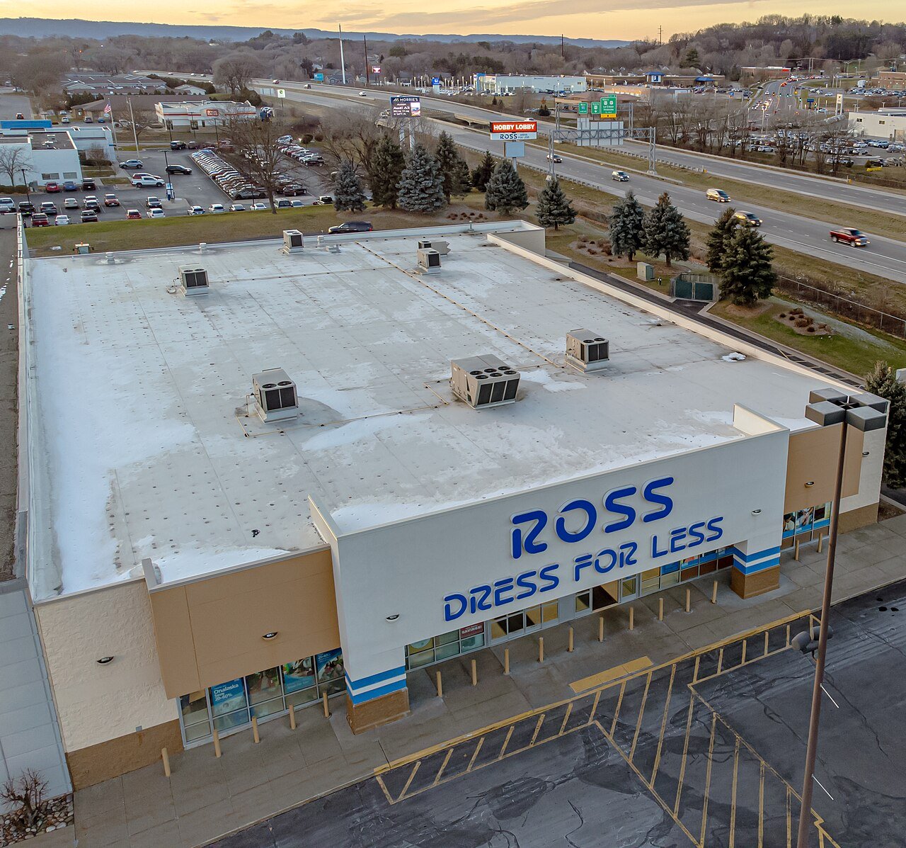 Fachada de uma loja Ross Dress for Less, loja de departamento de ponta de estoque
