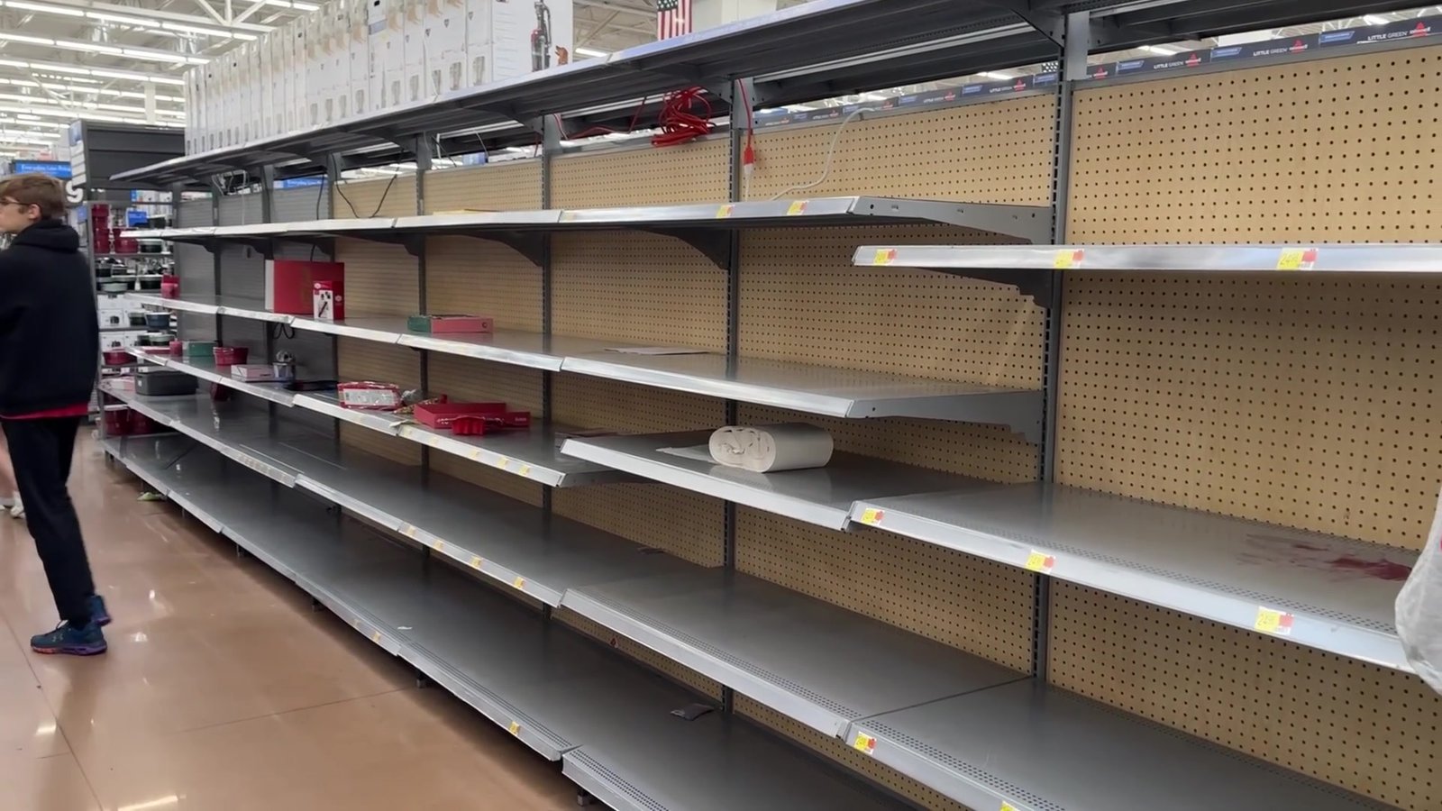 Prateleiras do corredor de Natal do Walmart quase vazias na manhã do dia 26 de dezembro