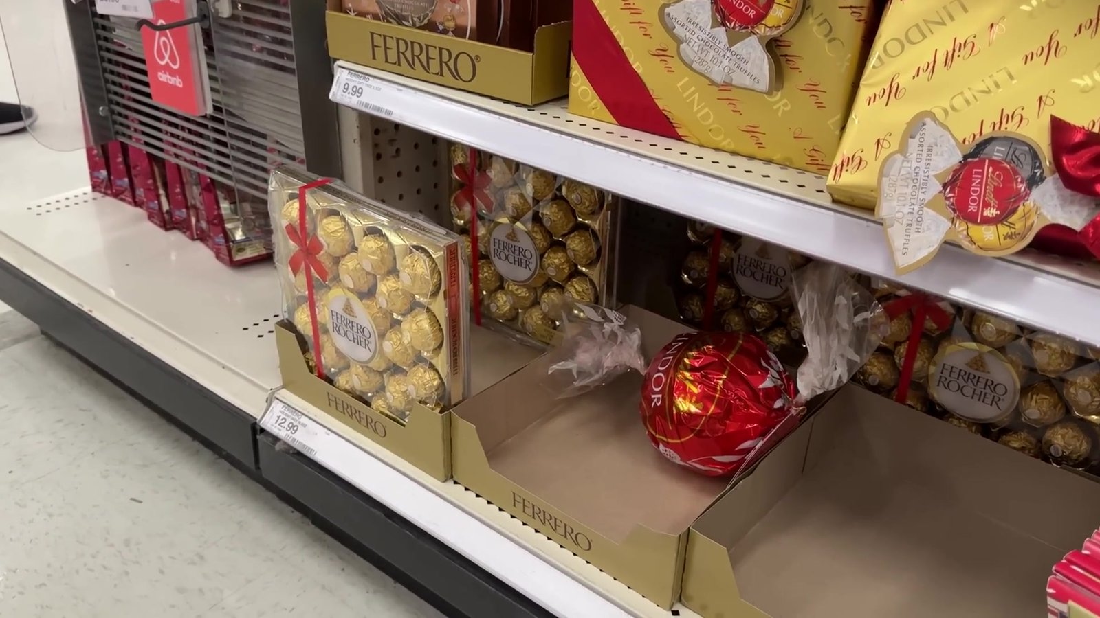 Prateleira da Target com caixas de Ferrero Rocher e Lindt de Natal no dia 26 de dezembro