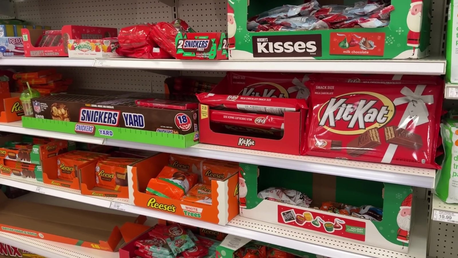 Barras de uma jarda de Snickers e Kit Kat ao lado de Kisses e Reese's no corredor de Natal do Walmart
