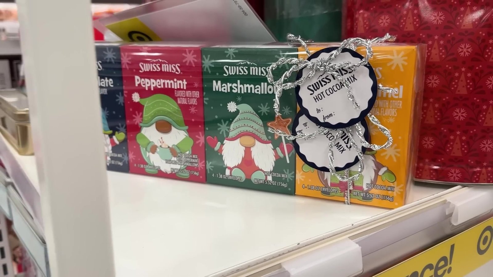 Caixas de Swiss Miss peppermint e marshmallow, o chocolate quente de Natal, na prateleira da Target