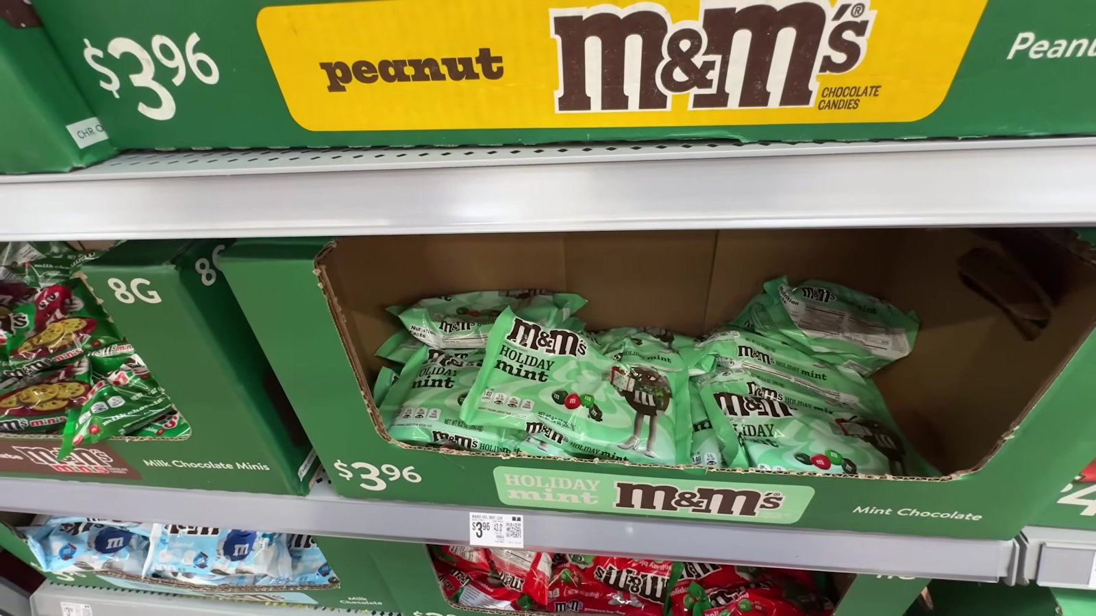 Caixas de M&M de menta Holiday Mint a US$ 3,96 no corredor de Natal do Walmart de Orlando