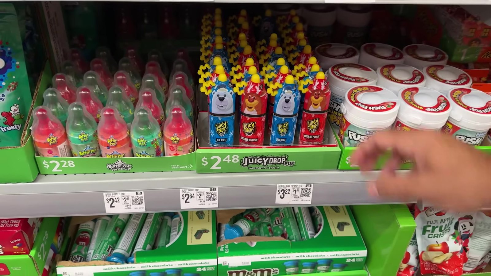 Doces infantis temáticos de Natal no corredor do Walmart, com preços de US$ 2,28 a 2,48