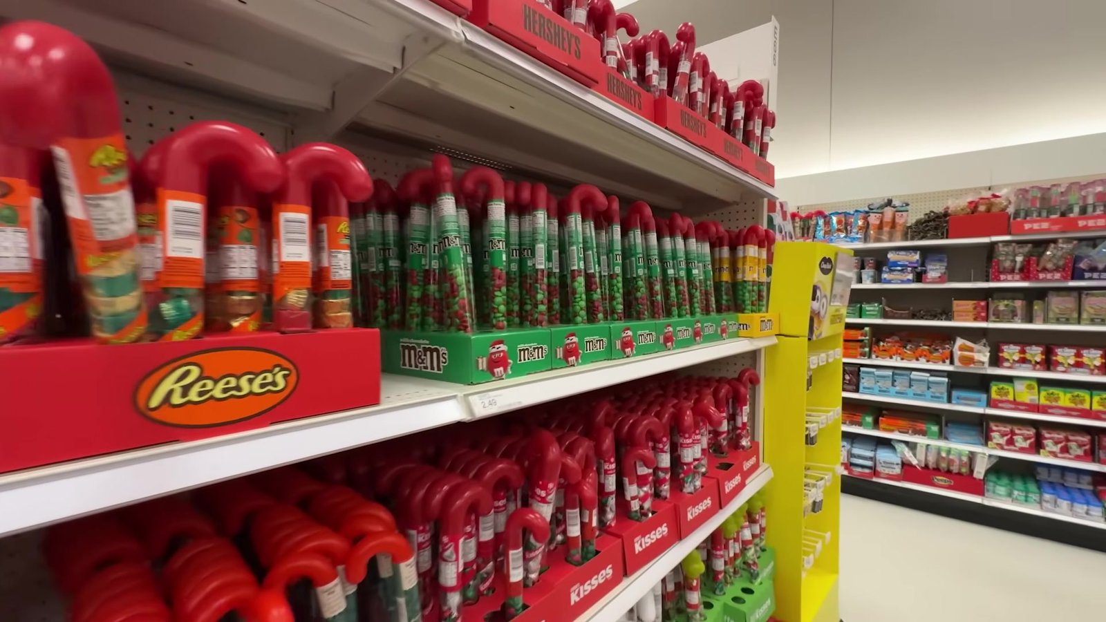 Bengalinhas recheadas da Reese's numa ponta de gôndola de Natal da Target