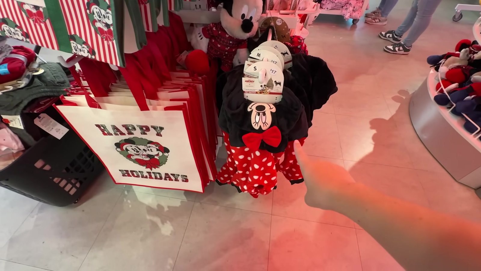 Roupinha da Minnie e sacola Happy Holidays no andar da Disney da Primark de Orlando