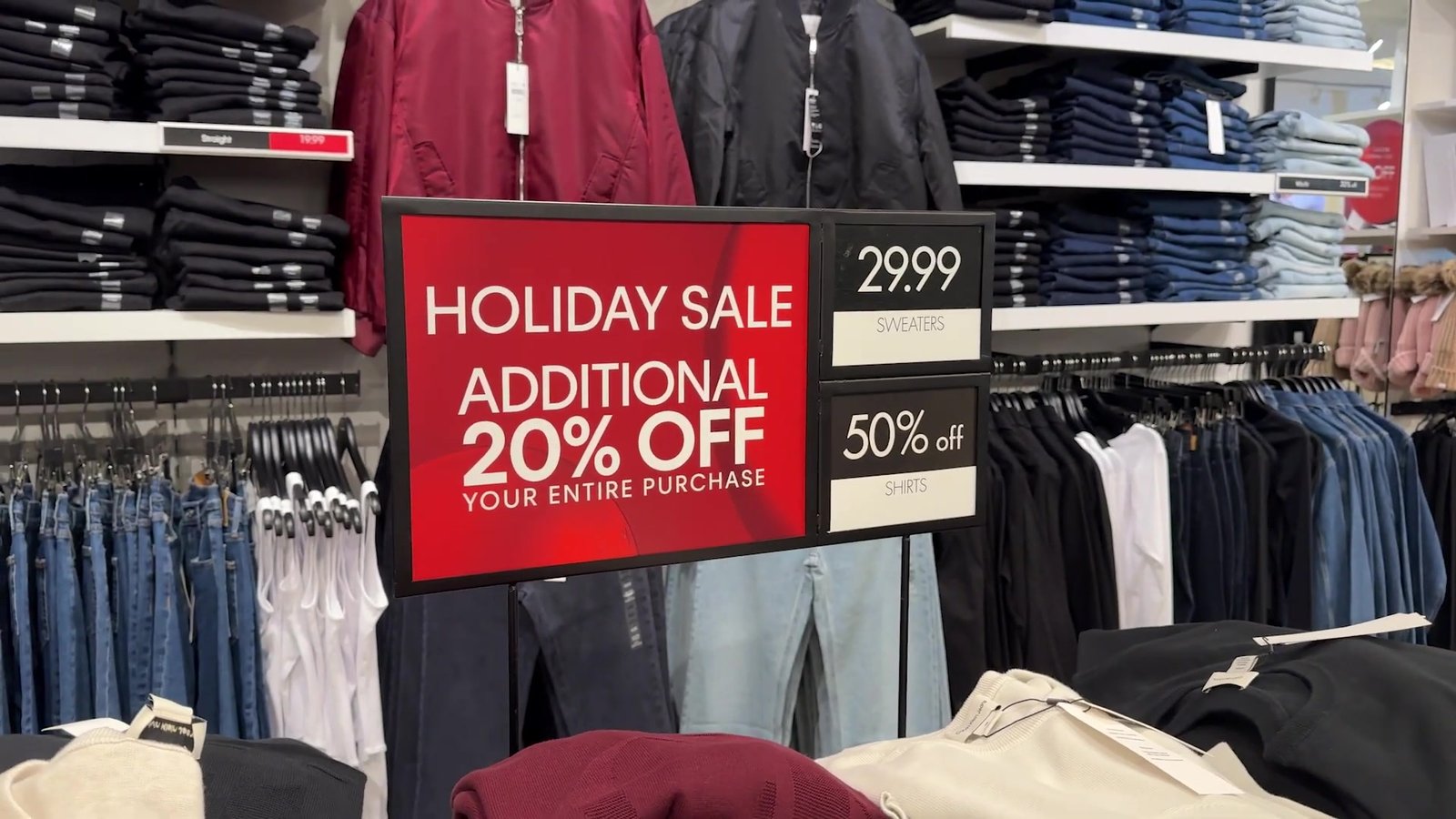 Placa de Holiday Sale com 20% adicionais sobre a compra inteira numa loja do outlet Lake Buena Vista