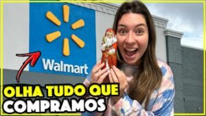 Gabi do Turistorlando na porta do Walmart segurando um Papai Noel de chocolate da promoção pós-Natal