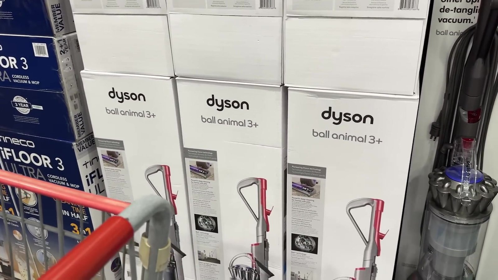 Caixas de aspirador Dyson Ball Animal 3 empilhadas na seção de eletro do Costco