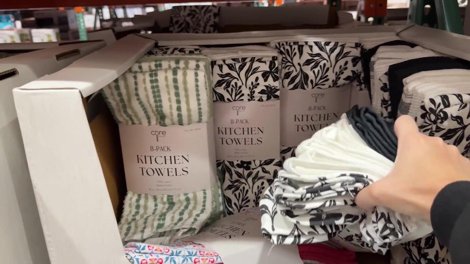 Packs de panos de cozinha com 8 unidades na seção de casa do Costco