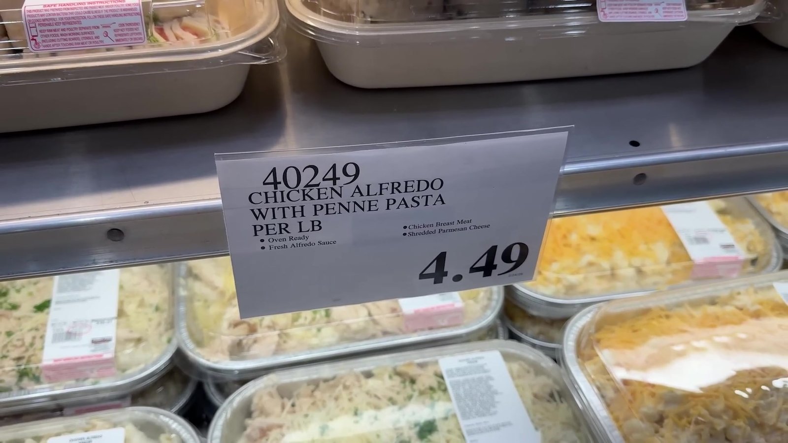 Bandejas de frango Alfredo pronto no Costco de Orlando com etiqueta de US$ 4,49 por libra