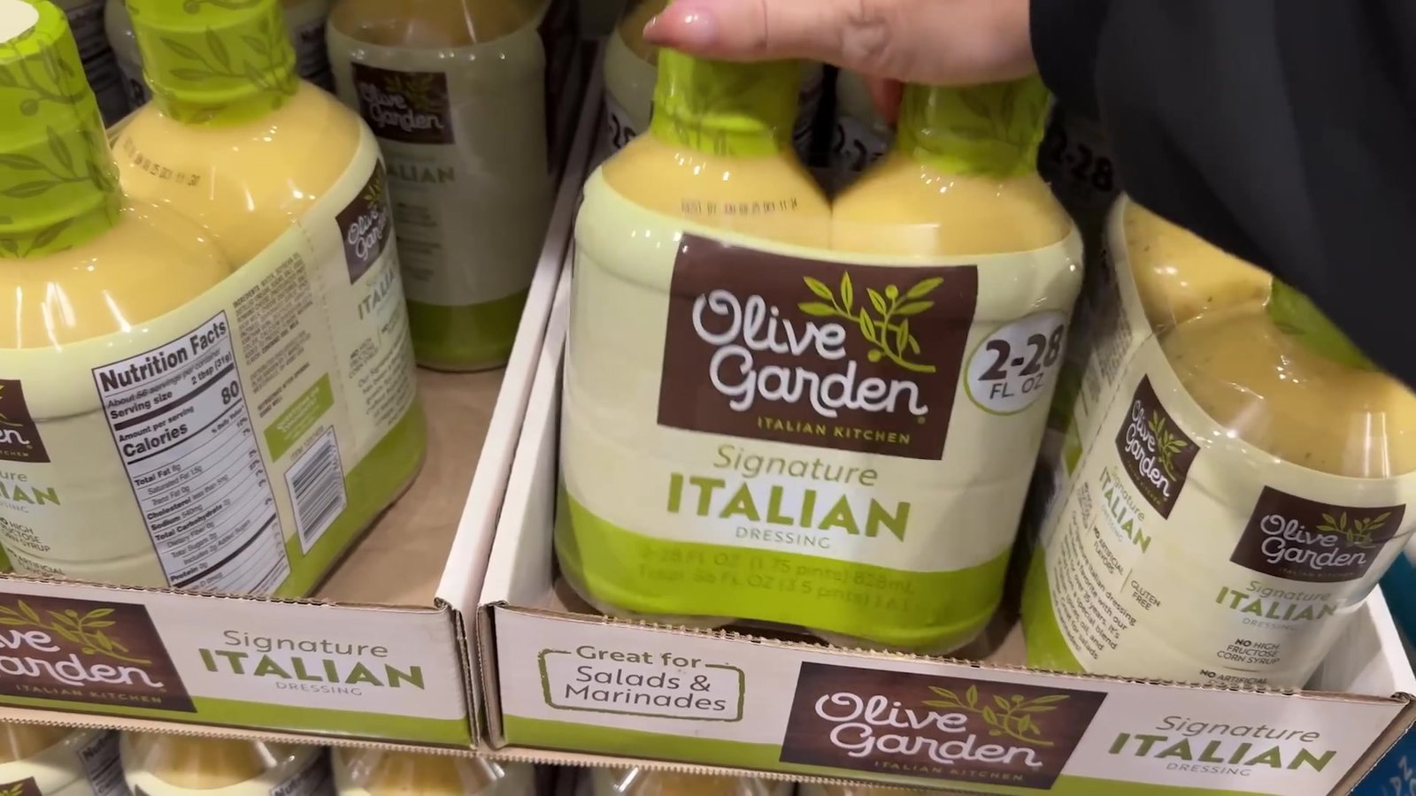 Pack duplo de molho Olive Garden Signature Italian na prateleira do Costco