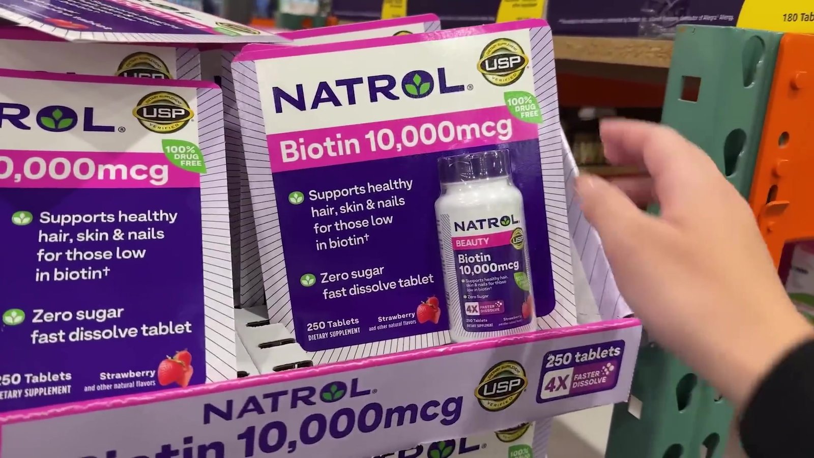 Caixas de biotina Natrol 10.000 mcg com 250 tablets na prateleira de vitaminas do Costco