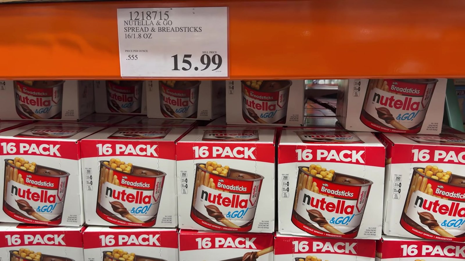 Caixas de Nutella & Go com 16 unidades empilhadas no Costco de Orlando por US$ 15,99