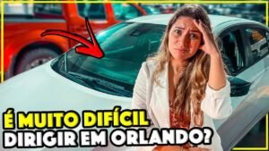 Gabi preocupada ao lado do carro, é muito difícil dirigir em Orlando