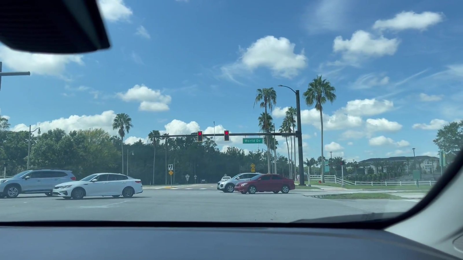 Semáforo vermelho num cruzamento largo de Orlando visto de dentro do carro