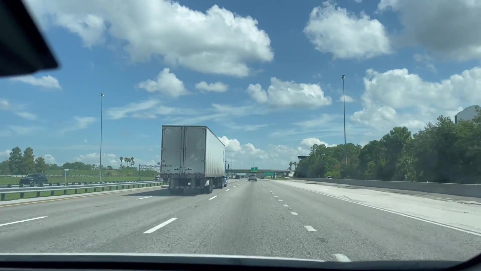 Rodovia I-4 de Orlando com várias faixas de trânsito e um caminhão à frente
