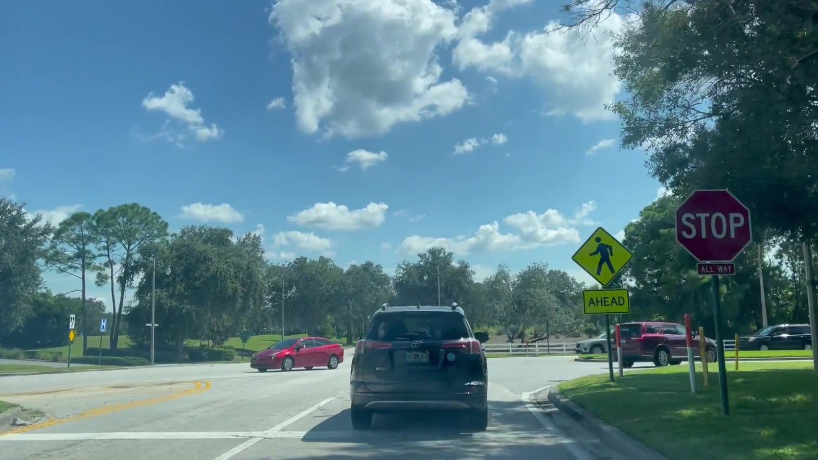 Placa de STOP em cruzamento de Orlando que exige parada total