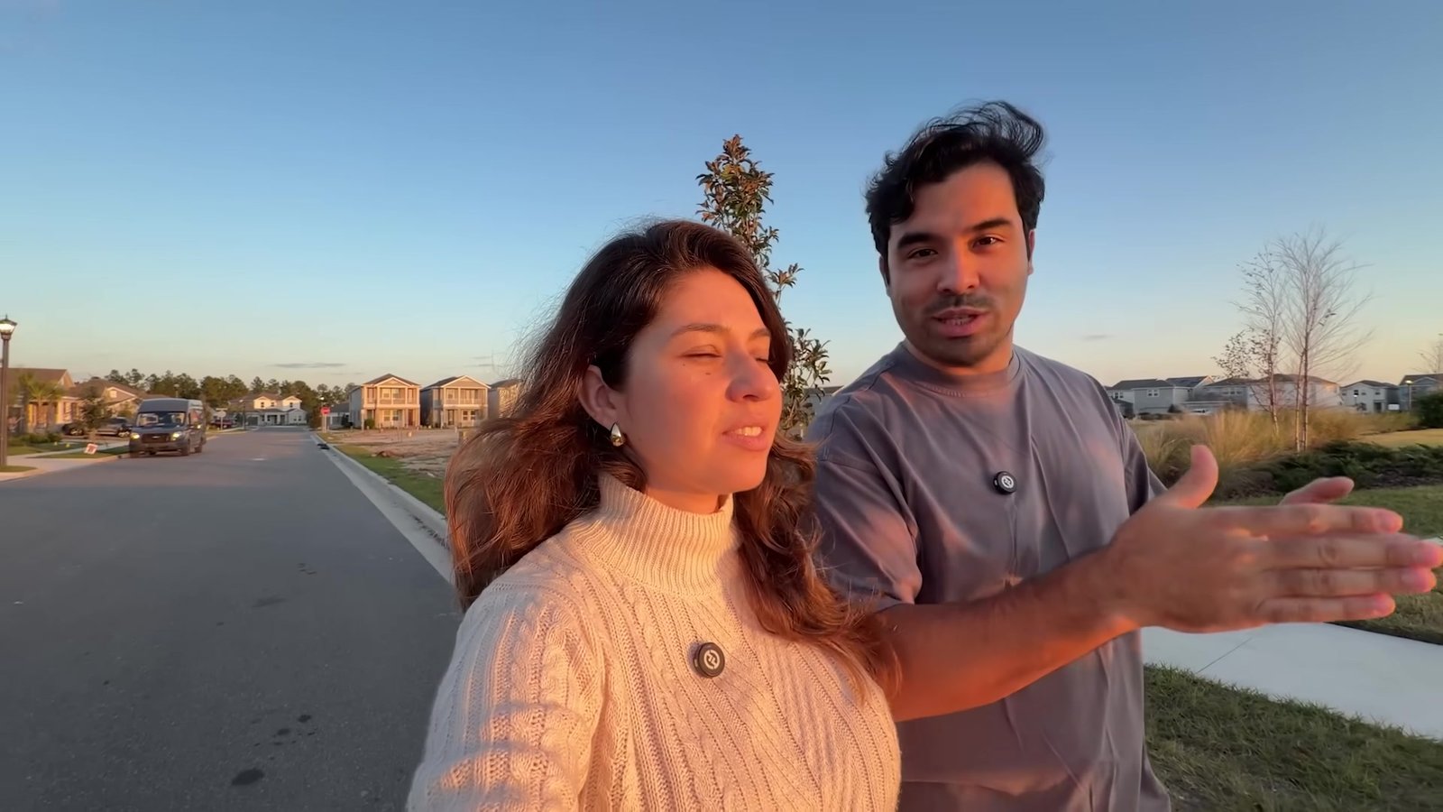 Gabi e Gu explicando as regras do all-way stop numa rua residencial de Orlando