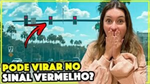 Gabi com semáforo de Orlando ao fundo: pode virar no sinal vermelho?