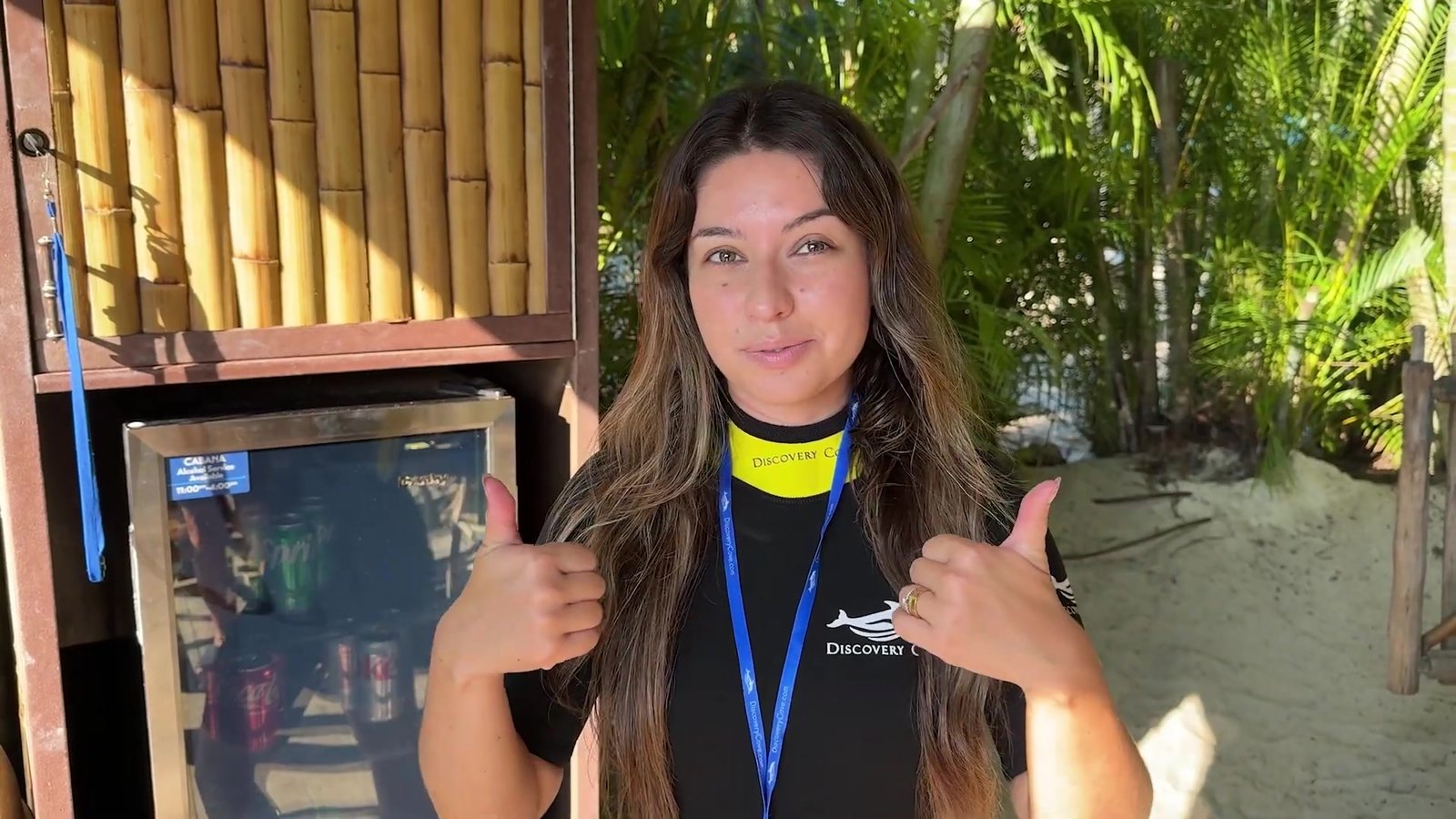 Gabi de roupa térmica ao lado do frigobar da cabana privativa do Discovery Cove