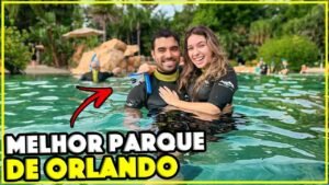 Gabi e Gustavo de roupa térmica e snorkel na água do Discovery Cove em Orlando