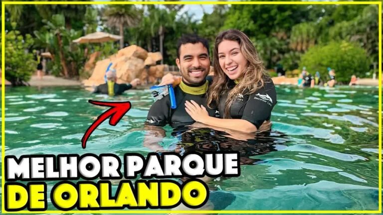 Gabi e Gustavo de roupa térmica e snorkel na água do Discovery Cove em Orlando