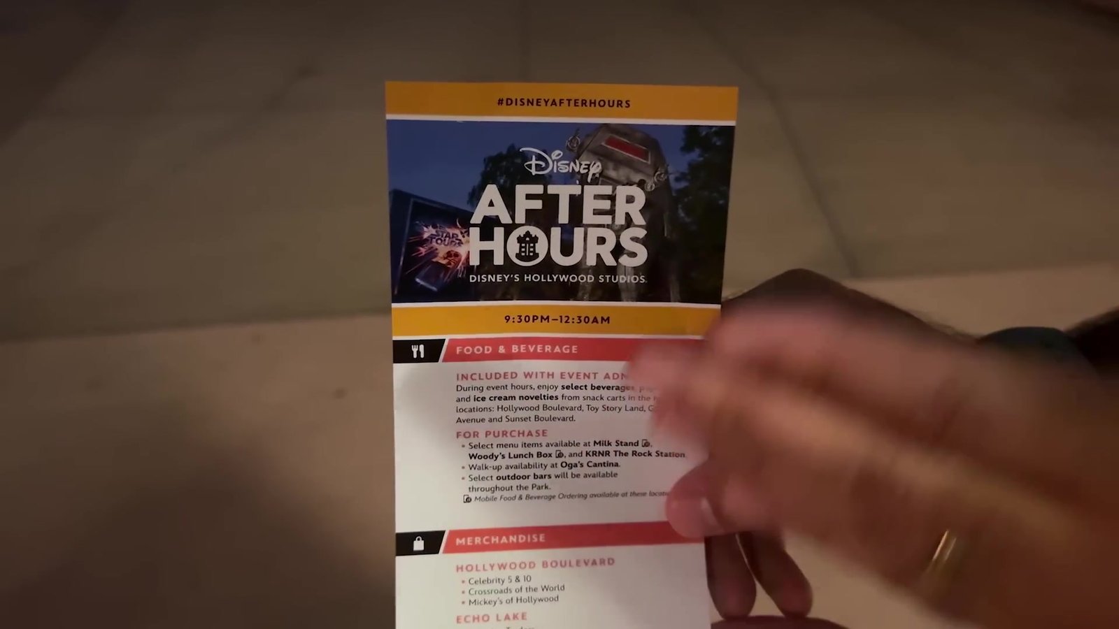 Folheto do Disney After Hours no Hollywood Studios com a lista de atrações abertas, comidas inclusas e horários