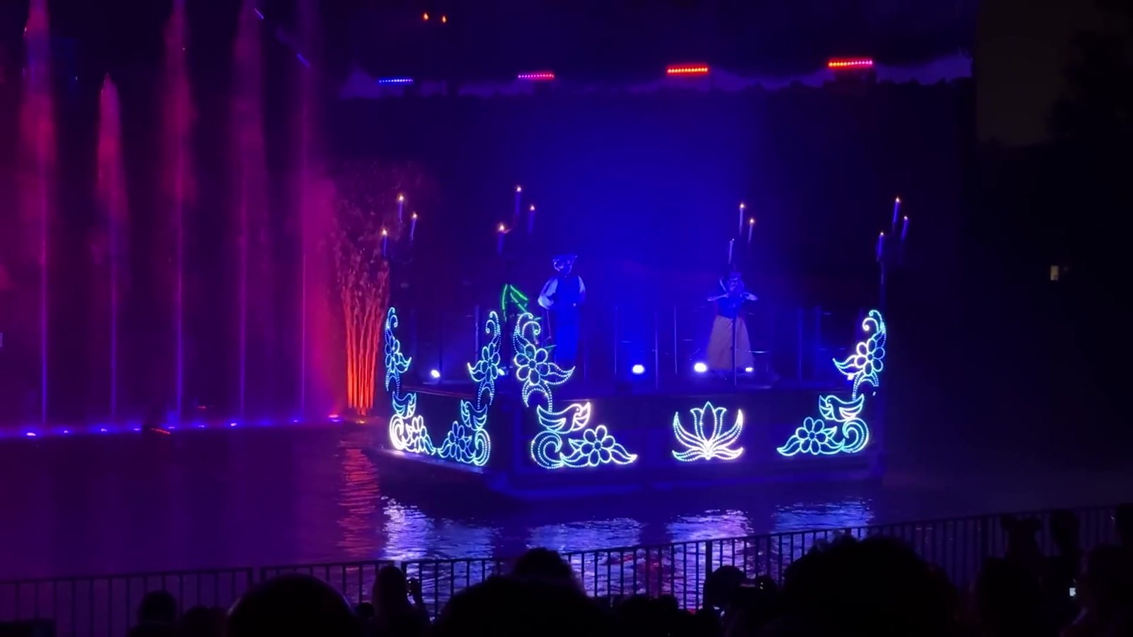 Fantasmic! no Hollywood Studios visto da arquibancada, com os barcos iluminados e os jatos d'água