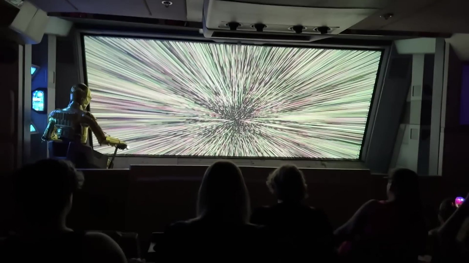 Millennium Falcon: Smugglers Run na tela do salto pro hiperespaço, com a cabine quase vazia