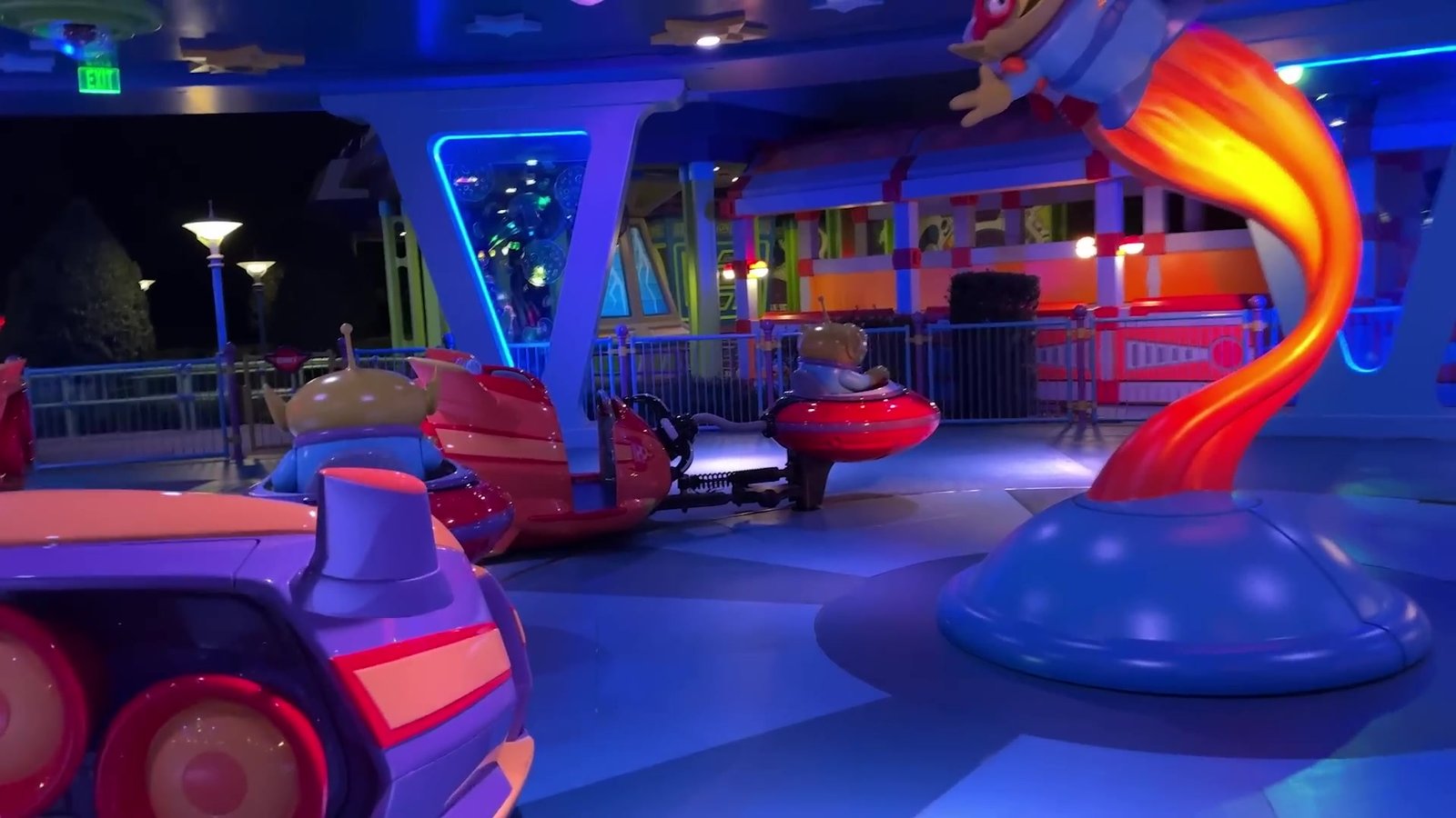 Alien Swirling Saucers vazia à noite, com os discos voadores iluminados e ninguém na fila