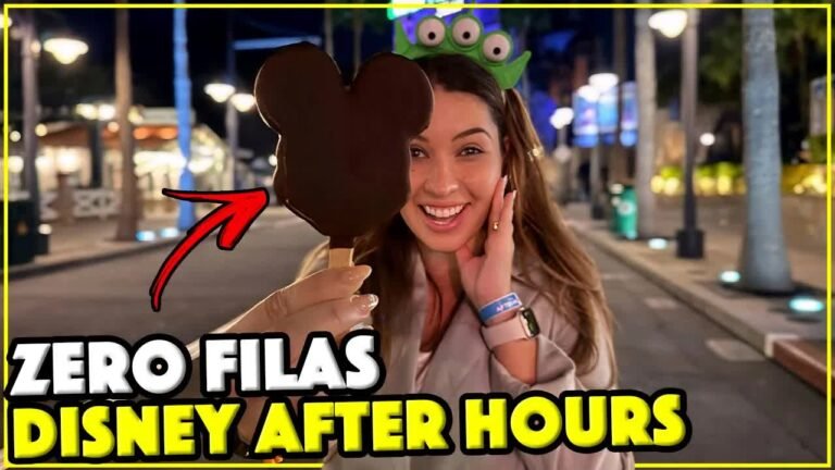 Gabi segurando o picolé do Mickey na Hollywood Boulevard vazia durante o Disney After Hours