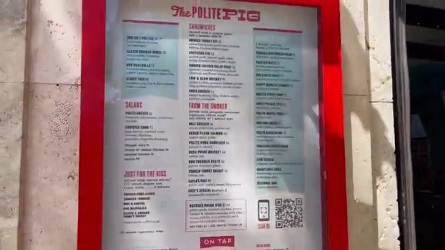 Cardápio do The Polite Pig no Disney Springs, com sanduíches de churrasco e acompanhamentos